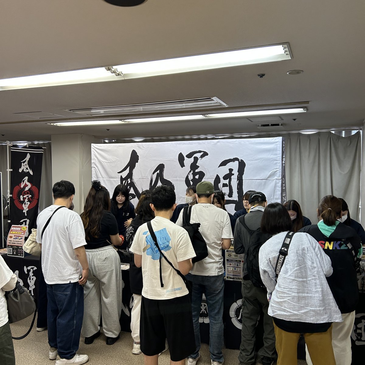 134r_official's tweet photo. 【#軍団伝説＠ 6/5(金)愛知】
FC「風乃軍団」ブースでは、＜ご本人様確認＞を実施中です。

会員の皆様、そして非会員の皆様、どちらの方も、ご入場いただく際にはリストバンドが必須となりますので、必ずお立ち寄りを‼️

開場時には混み合いますので、事前の交換がオススメです💡

#風乃軍団 #名古屋 https://t.co/GC64Ln0CyP