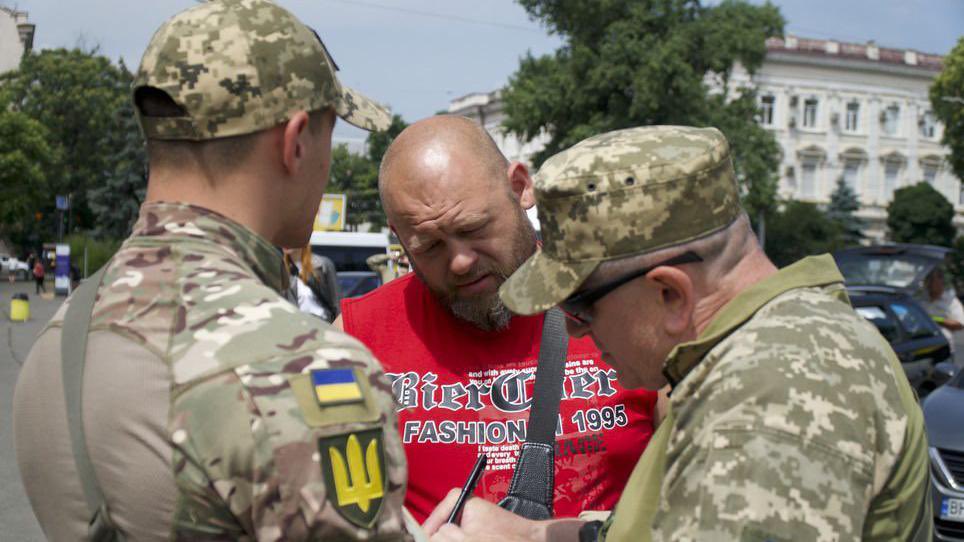 rafalhubert's tweet photo. Pojawiają się głosy, że podobne praktyki stosowane są jedynie na wschodzie wUkrainu gdzie mieszka wciąż jeszcze mniejszość rosyjska. Tak nie jest.

Znajomy wrócił dwa miesiące temu z wUkrainu. Pojechał tam odwiedzić groby swojej rodziny. Tak wiem, świr.

Po drodze trzykrotnie był poddany procedurze mobilizacji właśnie w sposób prezentowany na filmach. Dupe ratował mu polski paszport.

Będąc na liście Polaków do odstrzału przez służby ukraińskie nie ryzykowałbym takich wycieczek. 

Paszport może zginąć w rękach hycli a jego posiadacz w klinikach pozyskiwania organów lub na froncie.