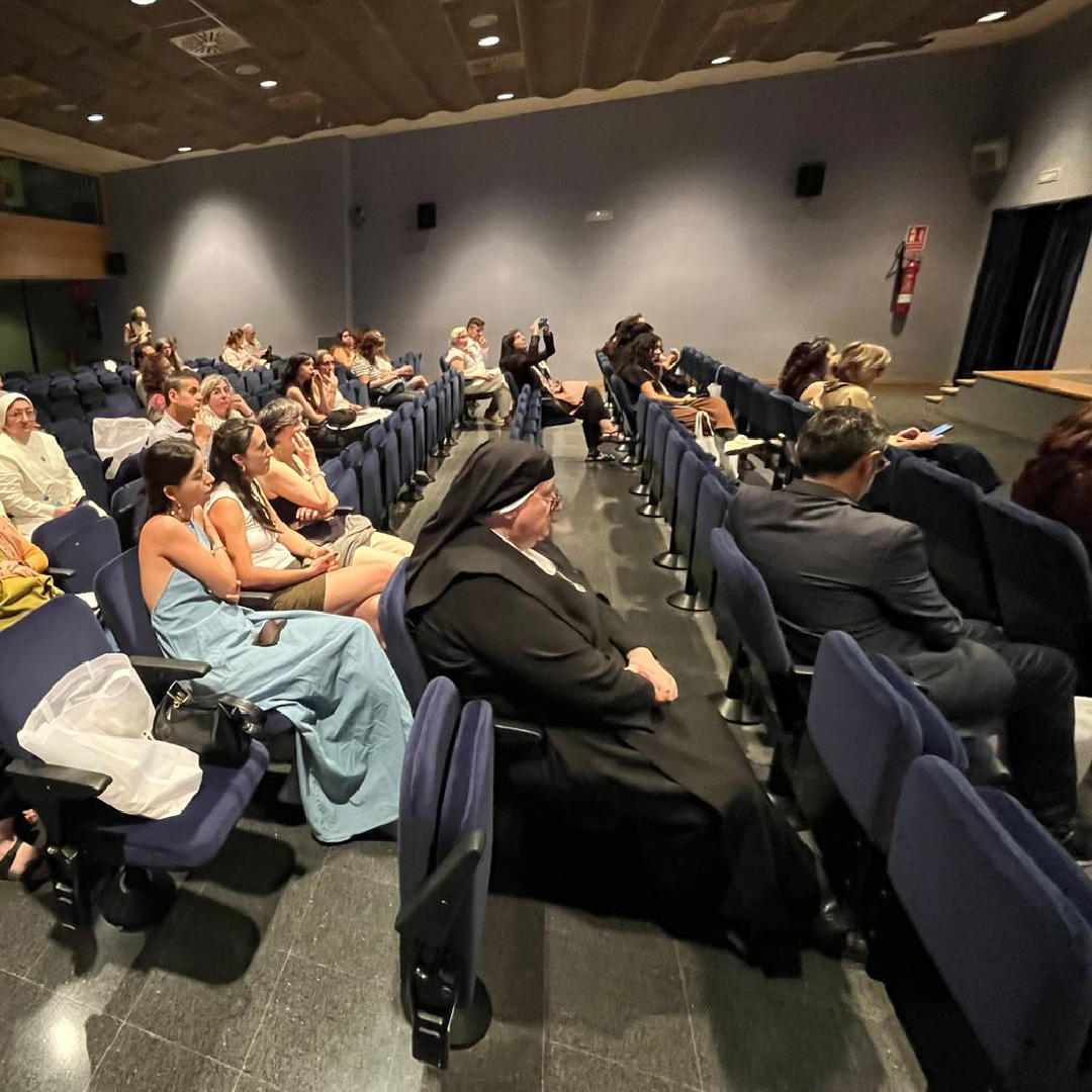 DignaraOrg's tweet photo. 📢 DIGNARA va assistir al Congrés CUIDA 2026,   
En representació de   DIGNARA, Raquel Coma va participar a la taula rodona: “Sociosanitario sin   filtros: las preguntas que no se hacen en voz alta”, moderada per Josep   de Martí.

#CongrésCUIDA2026   #Sociosanitari https://t.co/b8tmjvROfz