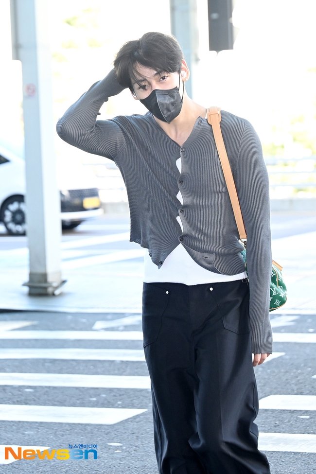 Amybam99's tweet photo. เหมือนเด็กพึ่งตื่น แล้วรีบอาบน้ำสระผม ออกมาสนามบินเลย ผมไม่ได้เซ็ต หน้าสด แต่งตัวสบายๆ เหมือนหยิบอะไรได้ก็ใส่ 
แต่!!! ทำไมหล่อขนาดนี้เนี่ยยย นี่มันพระเอกซีรีย์ในฝันเลยนะ หล่อใสๆ มากกกก 
#BamBam https://t.co/aK9aTVbTwO