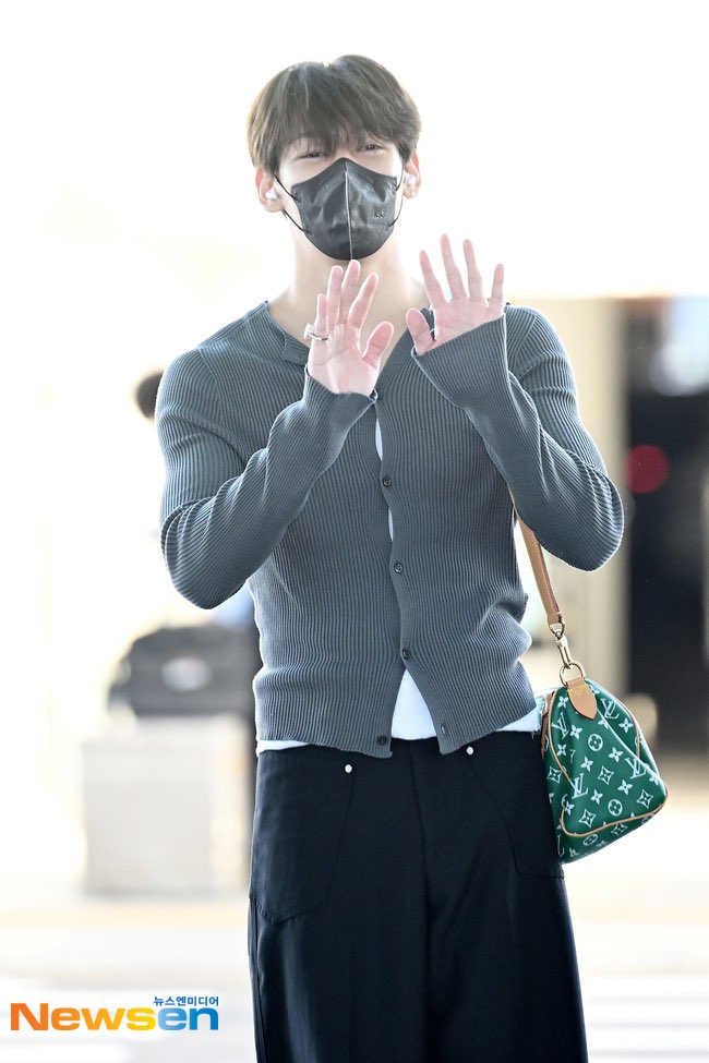 Amybam99's tweet photo. เหมือนเด็กพึ่งตื่น แล้วรีบอาบน้ำสระผม ออกมาสนามบินเลย ผมไม่ได้เซ็ต หน้าสด แต่งตัวสบายๆ เหมือนหยิบอะไรได้ก็ใส่ 
แต่!!! ทำไมหล่อขนาดนี้เนี่ยยย นี่มันพระเอกซีรีย์ในฝันเลยนะ หล่อใสๆ มากกกก 
#BamBam https://t.co/aK9aTVbTwO