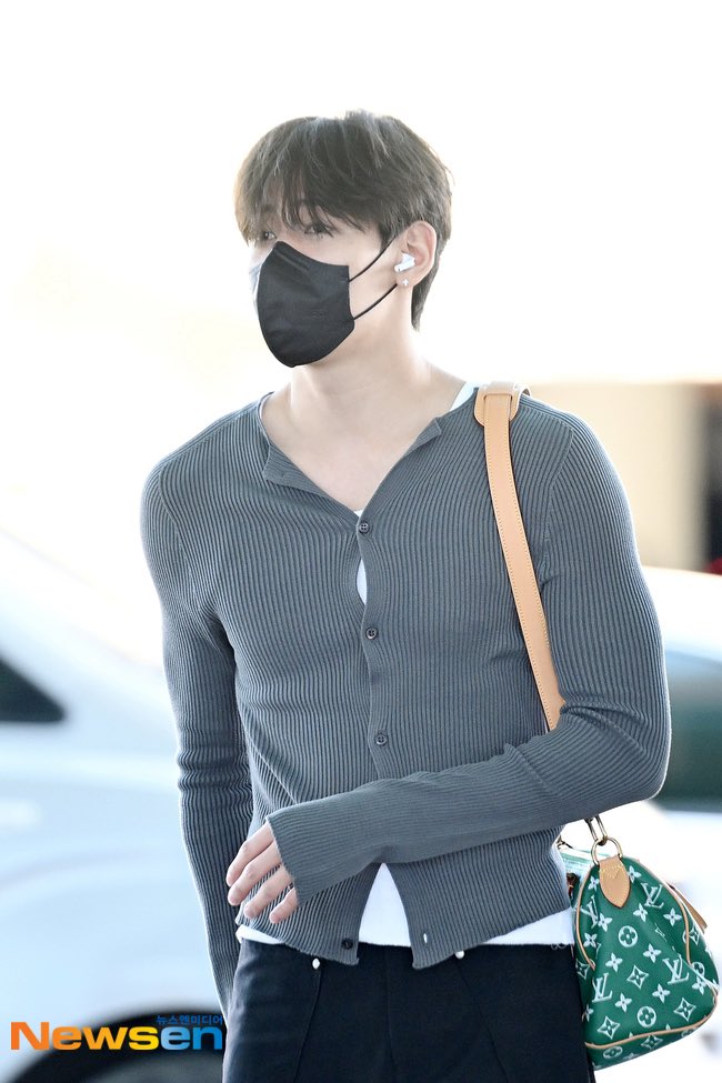 Amybam99's tweet photo. เหมือนเด็กพึ่งตื่น แล้วรีบอาบน้ำสระผม ออกมาสนามบินเลย ผมไม่ได้เซ็ต หน้าสด แต่งตัวสบายๆ เหมือนหยิบอะไรได้ก็ใส่ 
แต่!!! ทำไมหล่อขนาดนี้เนี่ยยย นี่มันพระเอกซีรีย์ในฝันเลยนะ หล่อใสๆ มากกกก 
#BamBam https://t.co/aK9aTVbTwO