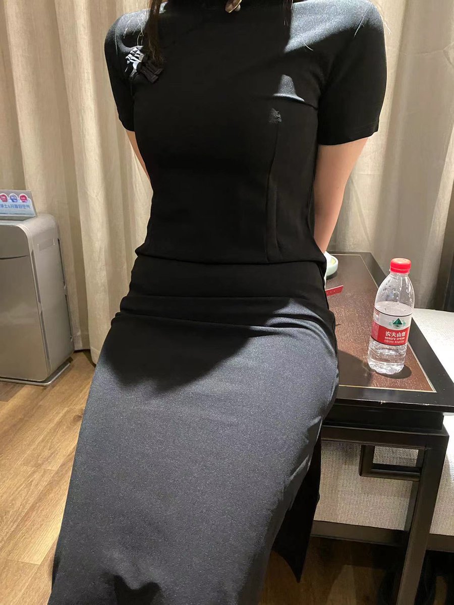 AygunRca's tweet photo. 包臀裙下的毛茸茸 https://t.co/j2UELcwzin