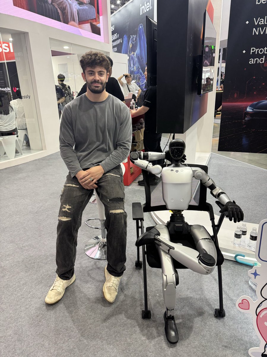 nicodotfun's tweet photo. Yo @Rewkang I’m working for your bags right now in Taiwan at computex https://t.co/Onh8qeIe8v
