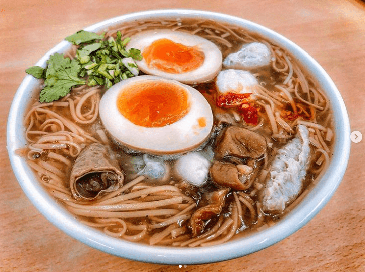 AimwongYui's tweet photo. 今天的简单午饭是溏心蛋荞麦面！筋道的面裹着溏心蛋液，配点青菜和卤豆干，清淡又管饱，打工人的快手午餐安排～ https://t.co/yGhe5lHMAk