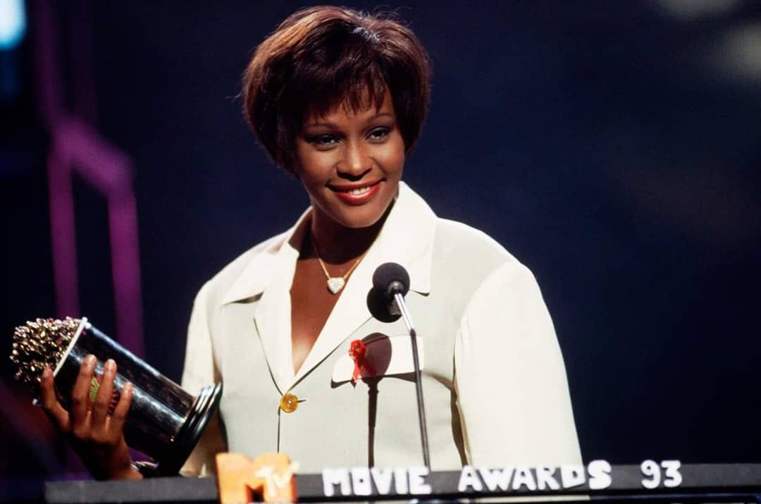 WhitHoustonStan's tweet photo. On this day in 1993 Whitney Houston attended the MTV Movie Awards, held at the Walt Disney Studios in Burbank, California.

During the event I Will Always Love You won in the "Best Song from a Movie" category.

Here is a picture from that event. https://t.co/l5MBwkZSX9