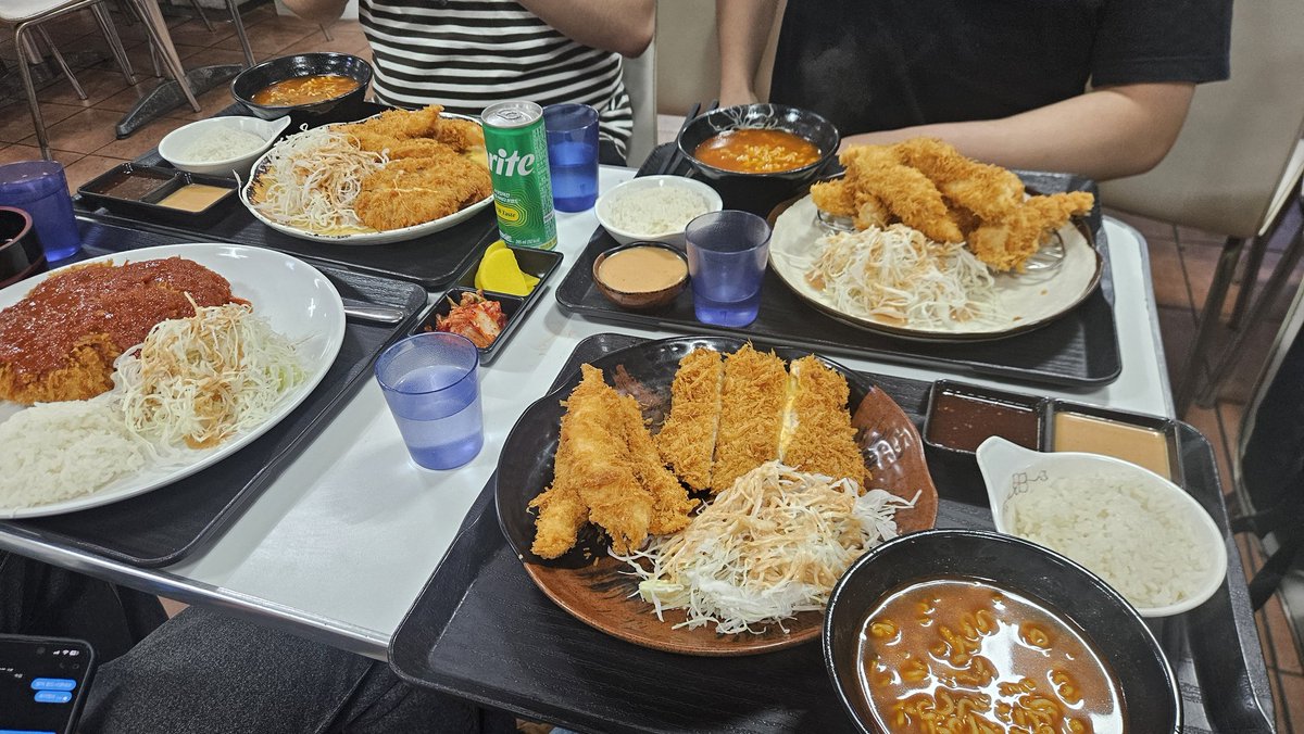 SILIVARY's tweet photo. 출발하기전 식사 https://t.co/DnF9jIJu2f
