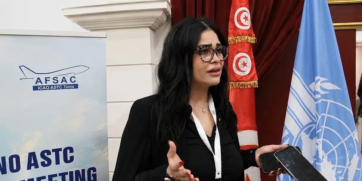 TFilastin's tweet photo. La Tunisienne 🇹🇳 Aziza Seddik entre dans l’histoire de l’aviation civile mondiale 
Une nouvelle distinction internationale vient couronner les compétences tunisiennes dans le secteur aéronautique. Aziza Seddik a obtenu une prestigieuse accréditation de l’Organisation de l’aviation civile internationale, devenant la première femme au monde à recevoir cette certification en tant que formatrice dans le domaine de la sécurité de l’aviation.
