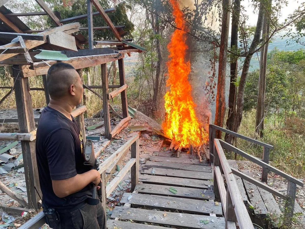 ChanthouUy's tweet photo. Breaking News! Thailand Sets Fire to Cambodian Wooden Staircase of Over 1,000 Steps and Deploys Barbed Wire to Block the Access Path to Prasat Khnar! 🇰🇭 https://t.co/hpLGR65BYc