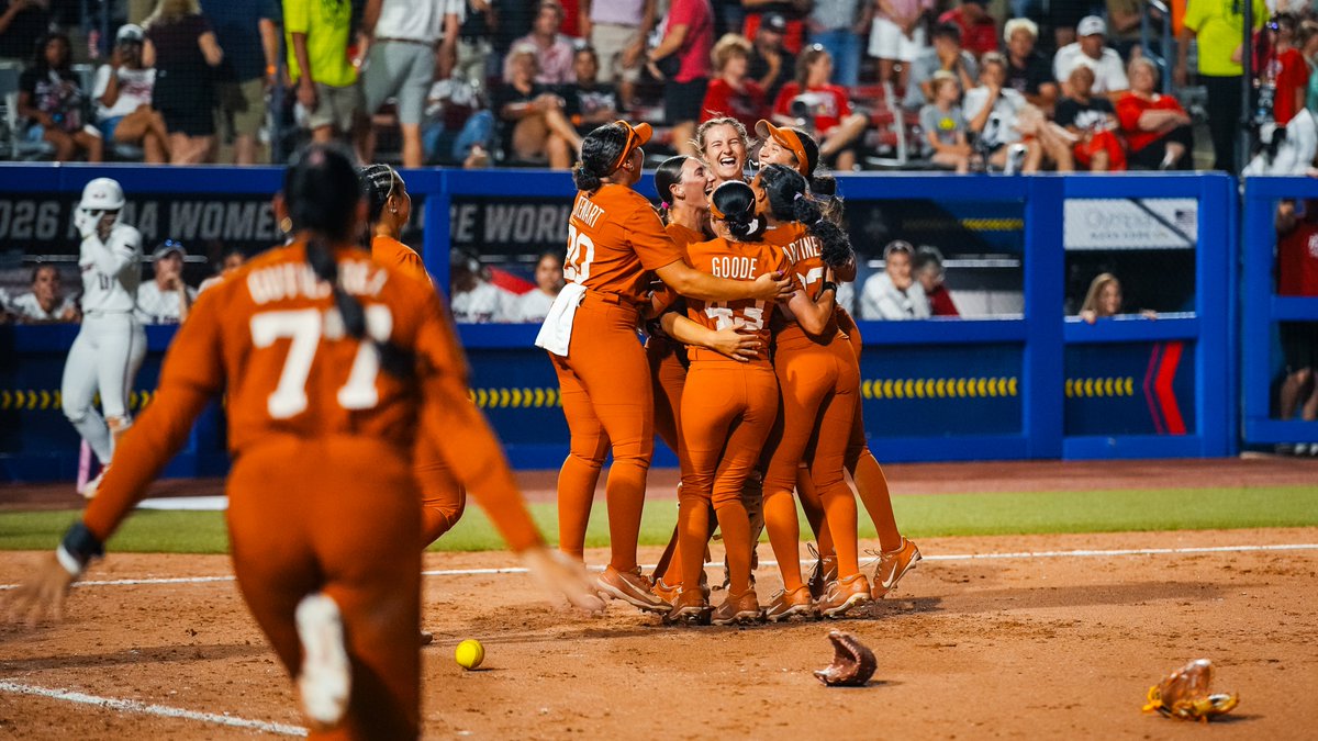 TexasSoftball's tweet photo. the final out. 🧡

#HookEm https://t.co/XK0xTaMBp3