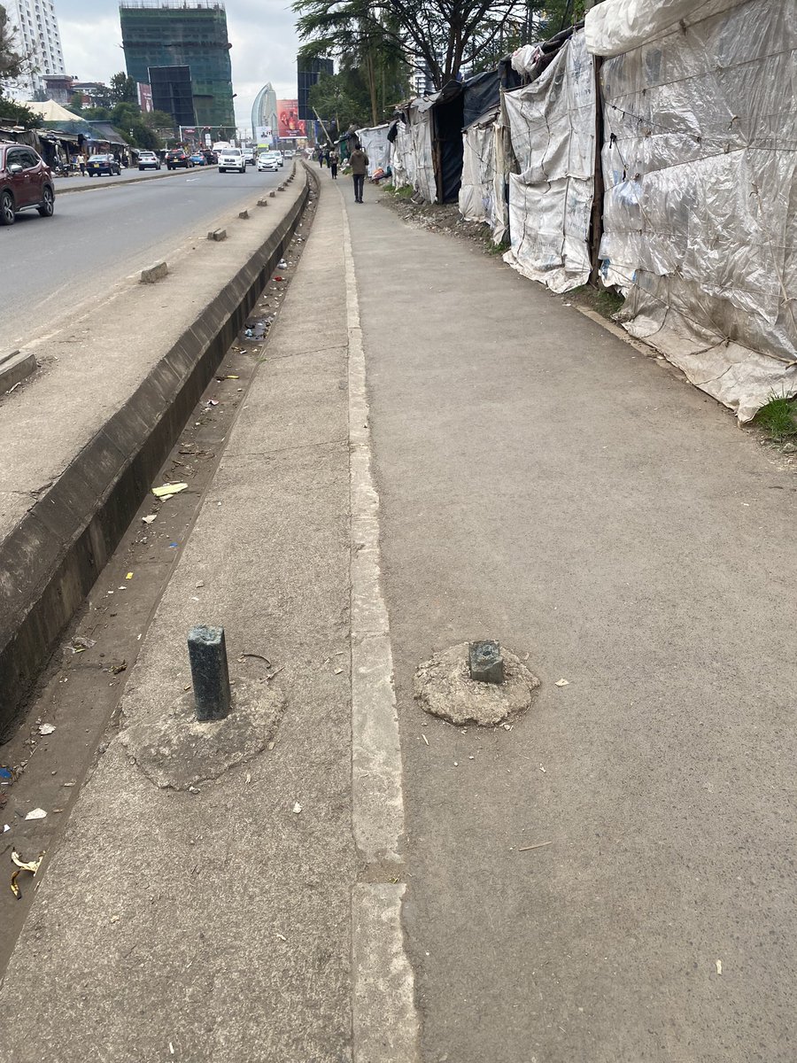 Keeplah's tweet photo. Hello @KURAroads about 90% of sign posts on the Ngong-Langata Link Road are still there. It goes to show that vandals are not interested in the recycled material your supplier used which have zero resale value. Si we go this route everywhere, ama? @MuriraKinoti 

@road_driving https://t.co/JVfdo4Tprn