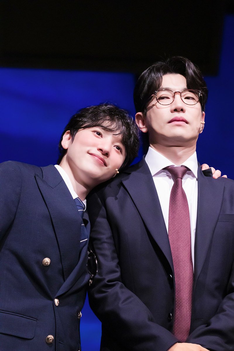YJ486pic's tweet photo. 260530낮 라져 막공 무대인사
디디 #정휘 배우님
스카일러 #고상호 배우님

스카일러 지금 감동 받았죠?😆
                                                           아니거든🤨 https://t.co/NtBQVX9CZD