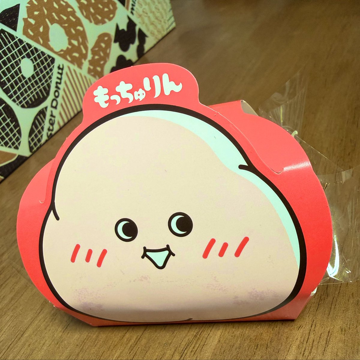 nanairo777716's tweet photo. 今話題のもっちゅりん買えた!!
朝一で並んだ甲斐があったw

私が食べたこの世のドーナツで初めての食感を体験🎶

もちもちしてるけどポンデリングとは違う
絶対甘ったるくなくて美味しかった😋💕 https://t.co/oO5q5dmKJi