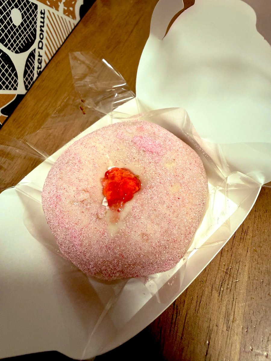 nanairo777716's tweet photo. 今話題のもっちゅりん買えた!!
朝一で並んだ甲斐があったw

私が食べたこの世のドーナツで初めての食感を体験🎶

もちもちしてるけどポンデリングとは違う
絶対甘ったるくなくて美味しかった😋💕 https://t.co/oO5q5dmKJi