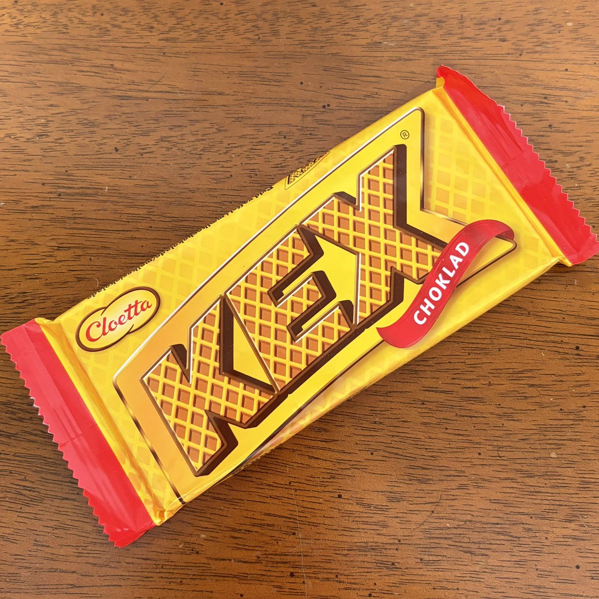 va2la0316's tweet photo. KEXのウエハース
スウェーデンで定番のお菓子ということで購入 薄いウエハースが重ねられていてチョコでコーティング お味は本当に普通のチョコウエハースでした笑
お茶はパロマティーのアールグレイスペシャルです
#茶好連 https://t.co/0iQnfYikVt