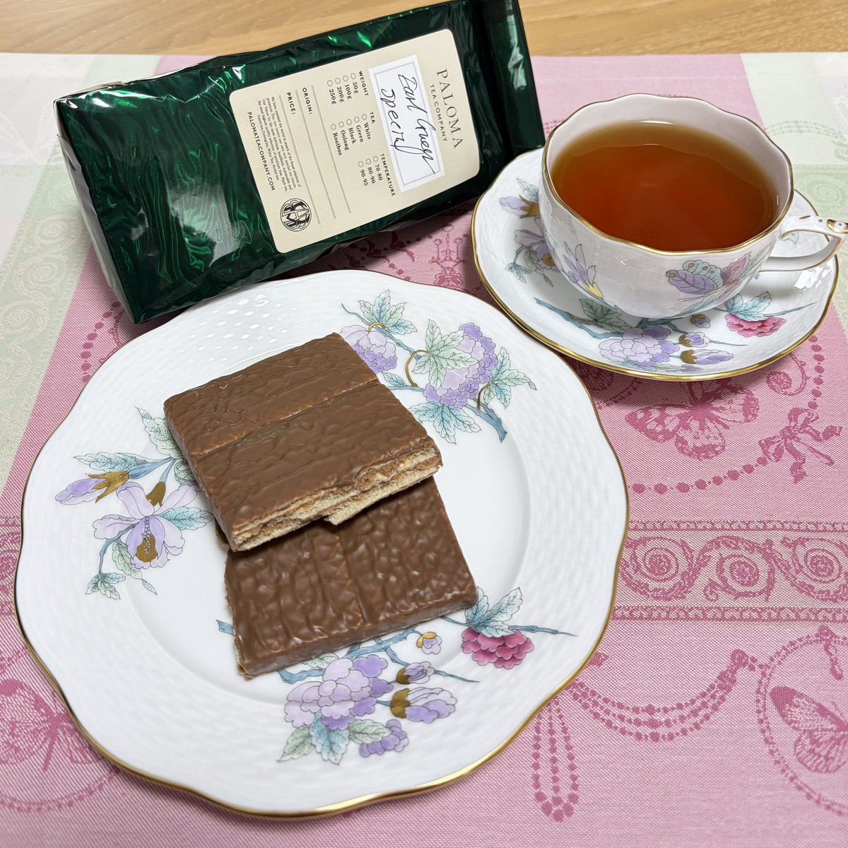 va2la0316's tweet photo. KEXのウエハース
スウェーデンで定番のお菓子ということで購入 薄いウエハースが重ねられていてチョコでコーティング お味は本当に普通のチョコウエハースでした笑
お茶はパロマティーのアールグレイスペシャルです
#茶好連 https://t.co/0iQnfYikVt