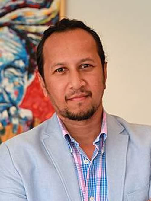 FirdausWong's tweet photo. Dalam satu podcast, pakar ekonomi Dr. Muhammed Abdul Khalid menyatakan kerajaan tidak cukup serius dalam menangani krisis minyak.

Dia memberikan perbandingan Asian Financial Crisis pada 1997 & krisis minyak hari ini.

Pada 1997, Majlis Tindakan Ekonomi Negara (MTEN) yang bermesyuarat setiap hari manakala MTEN hari ini bermesyuarat setiap minggu.

Selain itu, Dr Muhammed Abdul Khalid juga memberikan contoh kerajaan (ahli politik secara khususnya) tidak begitu serius mendepani krisis ini dengan sibuk berpolitik lalu memberikan contoh PRN di Johor (Negeri Sembilan & Melaka upcoming).

Menurutnya, tenaga & kewangan yang diperuntukkan untuk PRN itu seharusnya digunakan untuk mendepani krisis yang tidak diambil serius oleh rakyat.

Saya juga ada menonton podcast Keluar Sekejap bersama Nurhisham Hussein, Pengarah Kanan Ekonomi & Kewangan di Pejabat Perdana Menteri.

Dia juga menyatakan bahawa rakyat Malaysia masih hidup seperti tiada masalah & tiada krisis sedangkan beliau menjangkakan kesan krisis ini akan mula dirasai seawal bulan Jun.

Apabila mendengar ulasan pakar ekonomi bukan dari dari latarbelakang politik, ia membuka minda kita untuk memahami merentasi sempadan politik.

Saya terfikir selain tanggungjawab kerajaan, bagaimana pula tanggungjawab kita sebagai rakyat?

Adakah kita sebagai rakyat boleh menerima dengan hati yang terbuka & tidak mempolemikkan sesuatu polisi yang diperkenalkan kerajaan yang realistik sebagai contoh mengurangkan subsidi minyak yang anggarannya mencecah RM7billion sebulan pasca perang AS - Iran?

Atau sikap kita sebagai rakyat yang menyebabkan kerajaan (ahli politik) perlu mengambil tindakan populis dengan mengekalkan kos subsidi minyak yang tinggi kerana takut kehilangan undi?

Bukan menuding jari kepada sesiapa tetapi saya ingin mengalakkan perbincangan sihat & mengajak kita sama sama berfikir rasional.