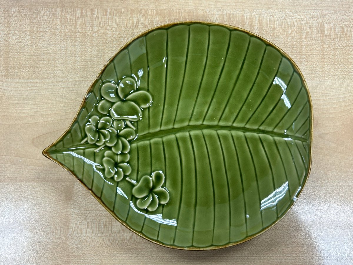 JetrinHK's tweet photo. 1-1
置き場所が無いとか、断捨離とか言いつつ食器に目がない私に、バリで有名なJenggala/ジェンガラがやって来ました。美しい😍🤤

同じ様に見えますが、微妙に形が違います。これを頂いた日は興奮してご飯が喉を通らなかった‥ことは無く、ただただハイテンションでした🎉

 #バリ土産
#食器 https://t.co/IN4E8liuwA