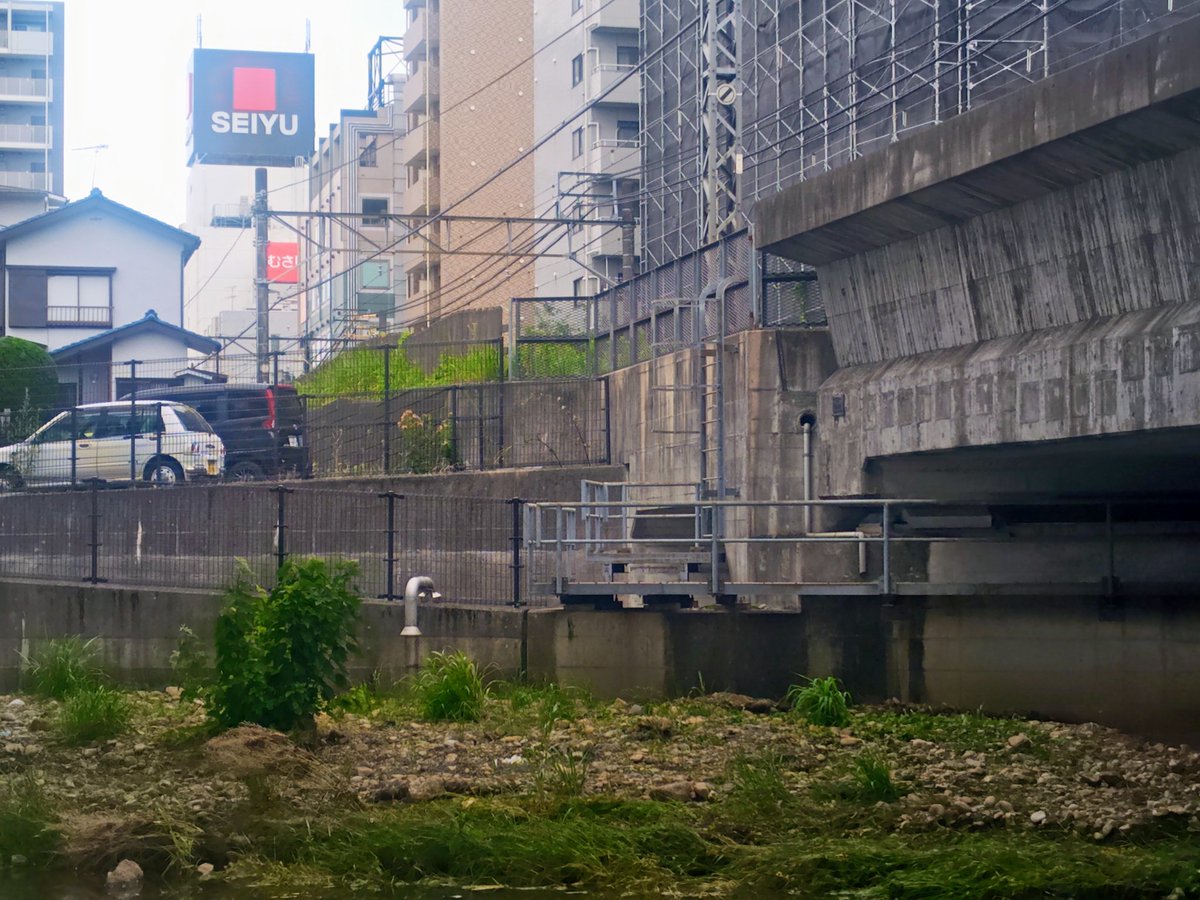 hase20007113's tweet photo. 42年後の新青梅街道栄町陸橋周辺。 https://t.co/GLmifr3x1V