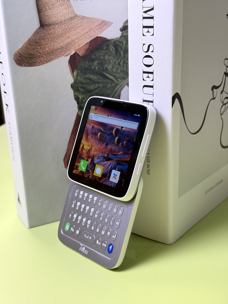 iFrogmobile's tweet photo. Not every smartphone looks the same.

Frog RS1 combines a side-rotating design with a full QWERTY keyboard for a truly unique experience.

Type. Scroll. Stand out.

#FrogRS1 #QWERTYKeyboard #Tech #Android #Smartphone https://t.co/DzJVWss4z5