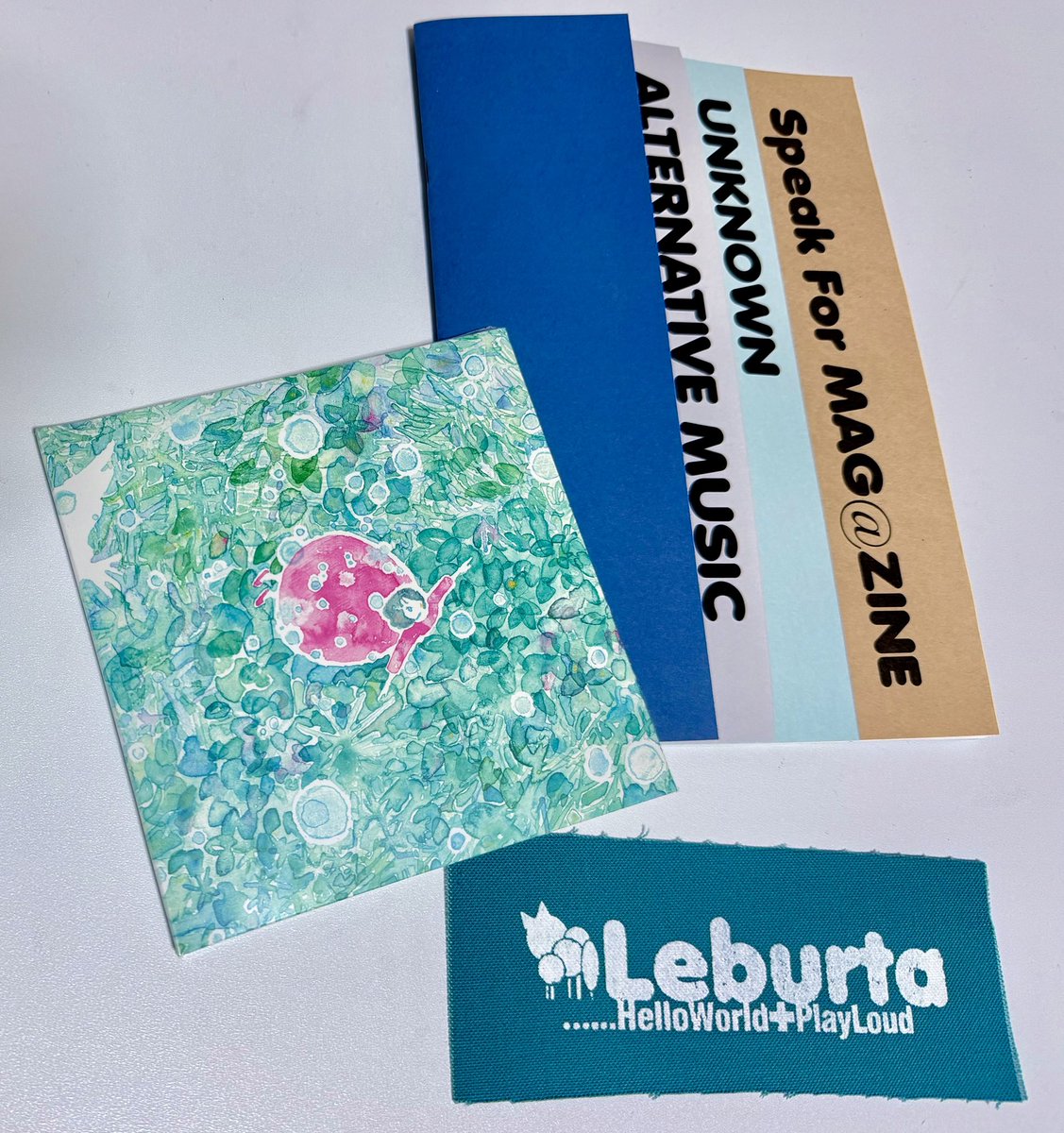 LLeburta's tweet photo. Leburta 新作CD「Ø（ゼロ）」本日から東京新代田えるえふる/LIKE A FOOL RECORDS（@likeafoolrec ）店舗と通販にて販売開始です。4曲入り1650円（税込）店舗はえるえふるでのみの販売です。購入特典として“ロゴ布パッチ”と“ディスクレビューZINE”が付きます！
https://t.co/x6WjjDWnLu https://t.co/eaZl1PwOZd
