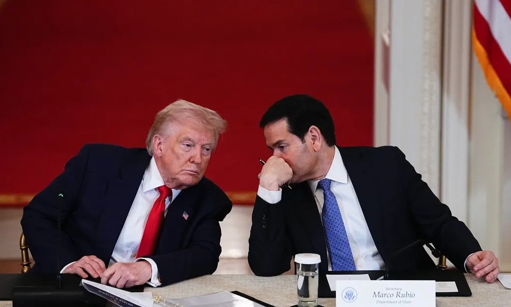 _OAKKE's tweet photo. Το μόνο χειρότερο από τη σοσιαλφασιστική δικτατορία στην Κούβα είναι μια ρωσοτραμπική δήθεν “ανατροπή” της τύπου Βενεζουέλας

Και ξαφνικά, ο μέχρι τις αρχές του 2026 τάχα “απομονωτιστής και αντι-επεμβασίας” Τραμπ αποφάσισε να “λύσει” για τις ΗΠΑ, μετά από 6 και πλέον δεκαετίες, και το ζήτημα της αντίθεσης με την Κούβα. Της επέβαλε σκληρό ενεργειακό εμπάργκο, ουσιαστική δηλαδή απαγόρευση εισαγωγής πετρελαίου, οδηγώντας την σε μαζικά και συνεχή μπλακ άουτ στο δίκτυο ηλεκτρισμού και απαιτώντας με τον πιο ωμό και έξω από την κίνηση και τις διαθέσεις του ίδιου του κουβανικού λαού τρόπο οικονομικές, πολιτικές και καθεστωτικές αλλαγές, υπό το βάρος αυτού του πρωτόγνωρου εκβιασμού. Διεξάγει επίσης μυστικές ή λιγότερο μυστικές επαφές με ηγετικά στελέχη του καθεστώτος, ενώ έστειλε στην Αβάνα και το διευθυντή της CIA, Ράτκλιφ.

Πρόκειται για την τρίτη, ρώσικου τύπου εγχείρηση που ετοιμάζει ο απίθανος αυτός πουτινικός “χειρουργός”, μετά από εκείνες στη Βενεζουέλα το Γενάρη του 2026 και στο Ιράν από τα τέλη Φλεβάρη μέχρι σήμερα.

Διαβάστε το άρθρο εδώ https://t.co/FAm4wGQEp1 

#Κούβα #Τραμπ #Ρουμπιο