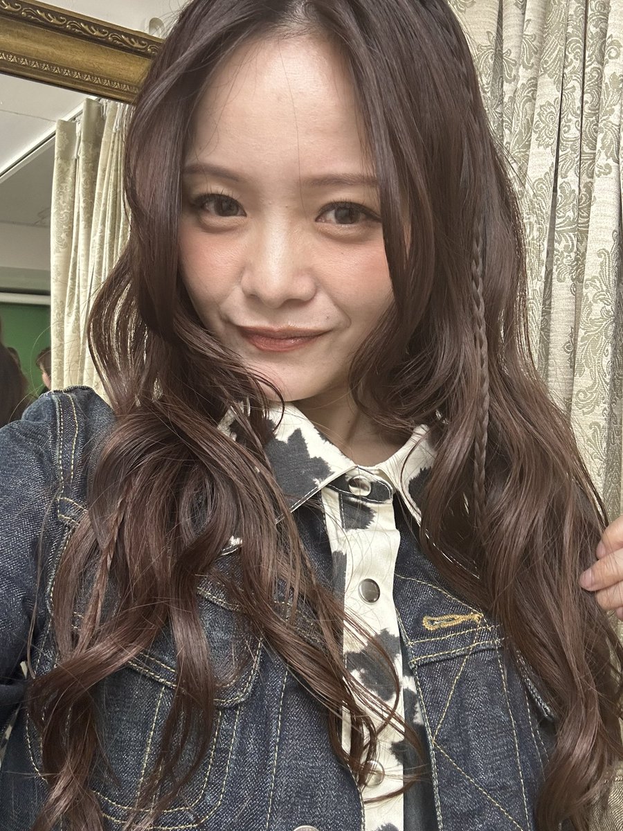_mare29_'s tweet photo. プレッピーコーデの方のオフショット📸
アクセントの三つ編みかわいいよね〜
https://t.co/cXSkHYbwKv
#史上最強の笑顔 のみんなはiito見た👀？ https://t.co/jOoIZcEbWe