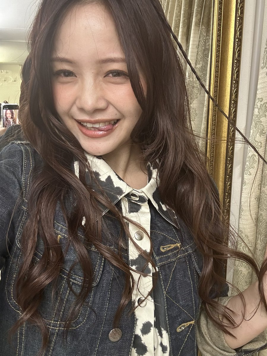 _mare29_'s tweet photo. プレッピーコーデの方のオフショット📸
アクセントの三つ編みかわいいよね〜
https://t.co/cXSkHYbwKv
#史上最強の笑顔 のみんなはiito見た👀？ https://t.co/jOoIZcEbWe