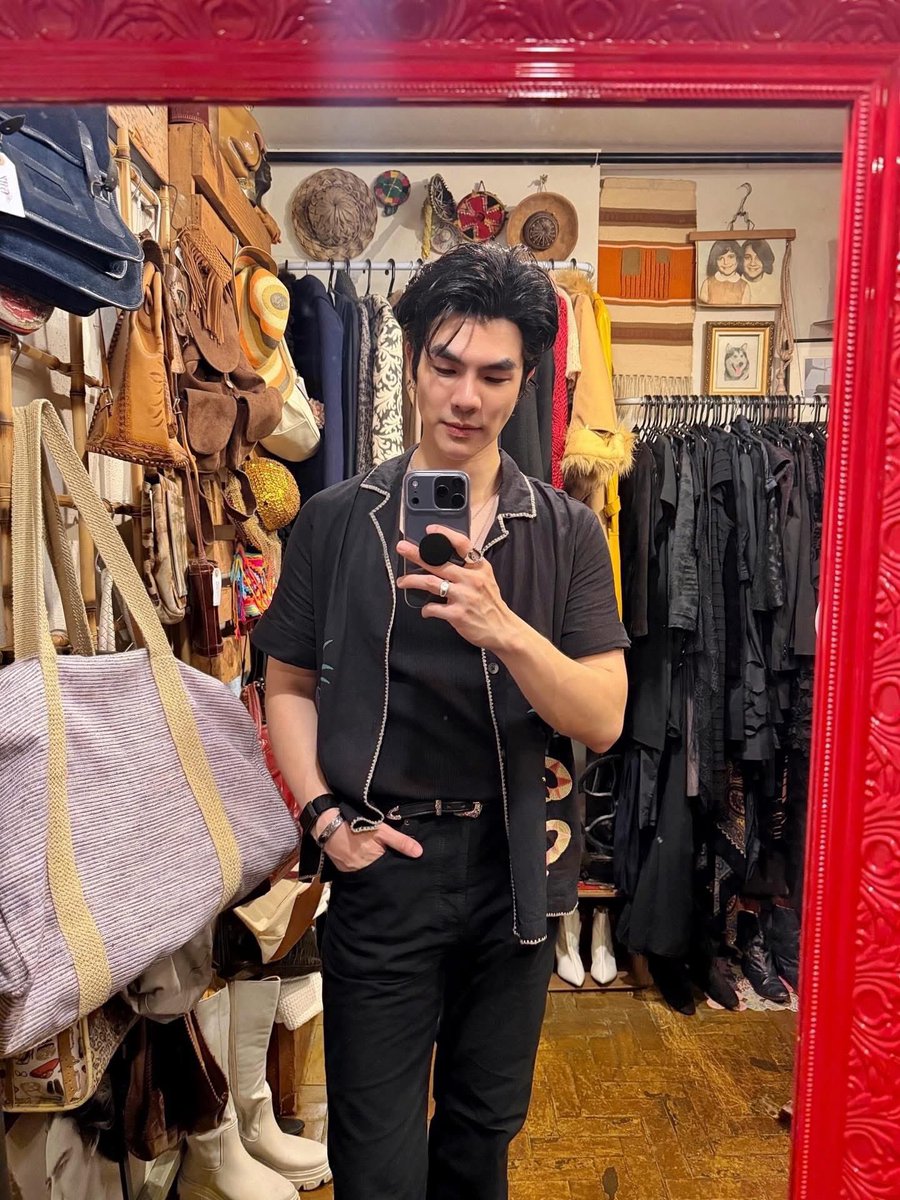 yn_1795's tweet photo. Greeny Mirror Selfie eiei
@milephakphum วันนี้มาเล่นทันละ🤣

#GreenyRoseSelcaDay 
#MilePhakphum https://t.co/vecLVCwwZp