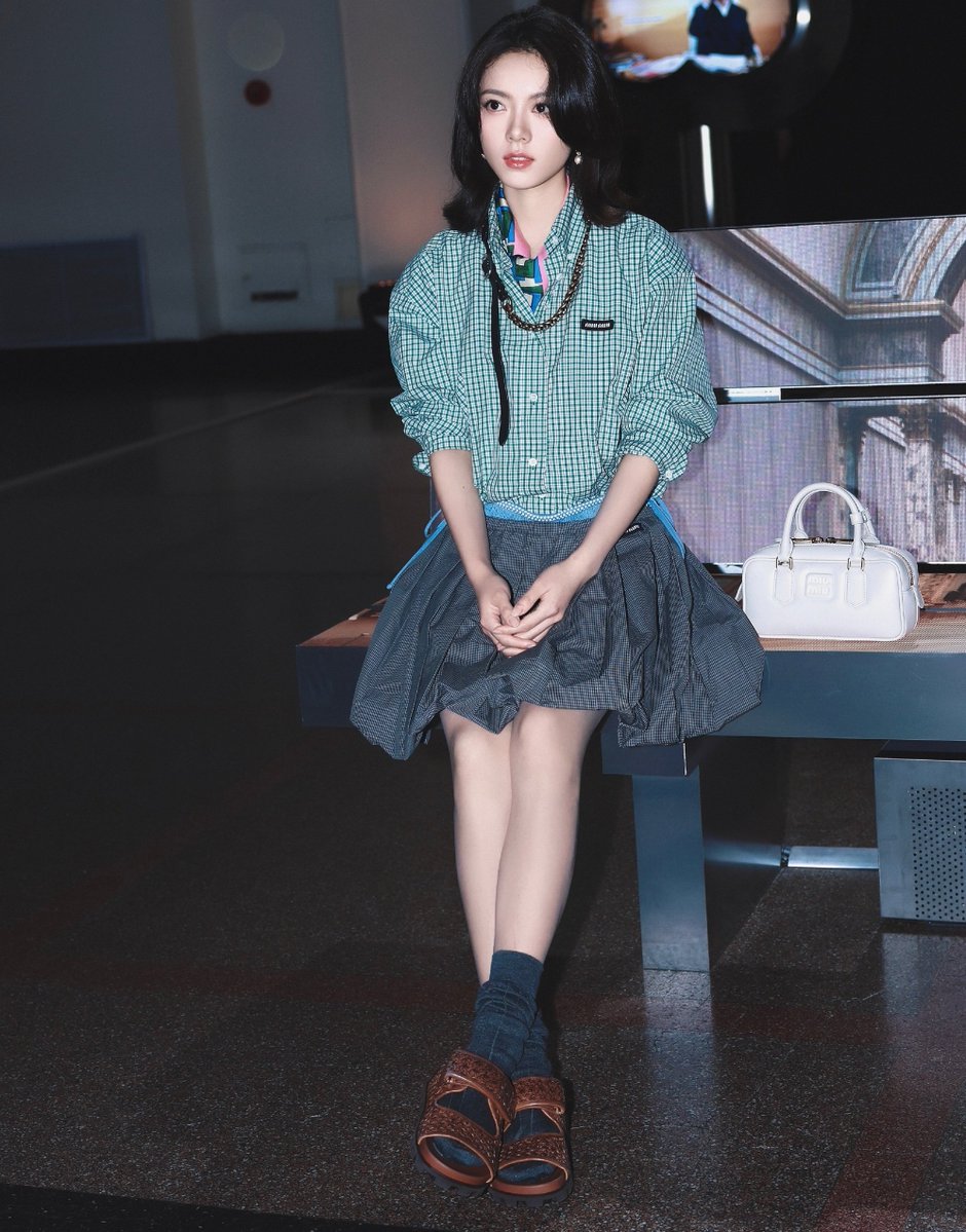 C_EntWomen's tweet photo. Zhao Jinmai attends MIU MIU brand event

[ #ZhaoJinmai #赵今麦 ] https://t.co/L1LFwu4k9O