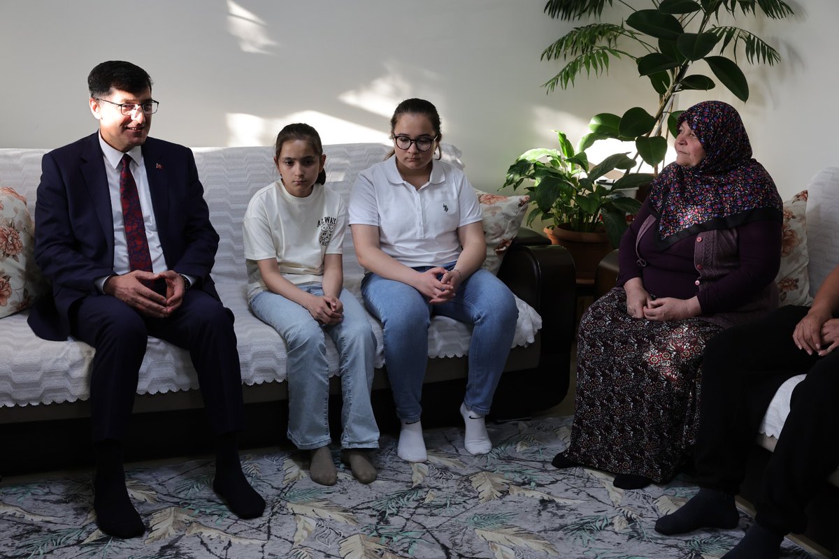 kutahyabel's tweet photo. 📍 Belediye Başkanımız Eyüp Kahveci'den Şehit Annesi Havva Yaşar’a Taziye Ziyareti 🇹🇷
▫️Kütahya Belediye Başkanımız Eyüp Kahveci, şehidimiz Piyade Uzman Çavuş Hasan Yaşar’ın annesi Havva Yaşar’ı ziyaret ederek, merhum Şehit Babası Mehmet Yaşar için taziyelerini iletti. 🤲🏻
▫️Gerçekleştirilen ziyarette, vatan uğruna canını feda eden kahraman şehidimiz Hasan Yaşar ve son yolculuğuna uğurlanan babası Mehmet Yaşar rahmetle anılırken, şehit ailemizle yakından ilgilenilerek acıları paylaşıldı. 🇹🇷
▫️Belediye Başkanımız Eyüp Kahveci, şehitlerimizin emanetlerinin son derece kıymetli olduğunu ifade ederek, devletimizin şehit ailelerinin yanında olmaya devam edeceğini belirtti. 🤝🏻
▫️Belediye Başkanımız Eyüp Kahveci, Havva Yaşar’a sabır ve metanet dileklerini ileterek, şehidimizin babası Mehmet Yaşar'ı dualarla yad etti. 🌹🕊️