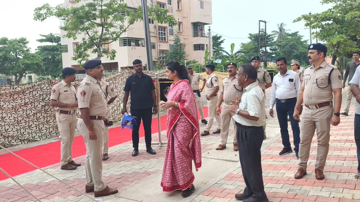 sofiafirdous1's tweet photo. କଟକ ସ୍ଥିତ ତୁଳସୀପୁର ପୋଲିସ କଲୋନୀ ଠାରେ ସରକାରୀ ଆବାସିକ ବାସଗୃହର ଶୁଭ ଉଦଘାଟନ ସମାରୋହ ସାମିଲ ହୋଇଥିଲି। ଏଣିକି ପୋଲିସ ଅଧିକାରୀମାନଙ୍କୁ ଉଭୟ ସରକାରୀ ଓ ବ୍ୟକ୍ତିଗତ ଦାୟିତ୍ବକୁ ସନ୍ତୁଳିତ କରି ଚାଲିବାରେ ବିଶେଷ ସହାୟକ ହେବ ବୋଲି ଆଶା କରୁଛି।
#inaugration #governmentquarters #odisha #barabaticuttack #sofiafirdous https://t.co/5wNqRYPszl