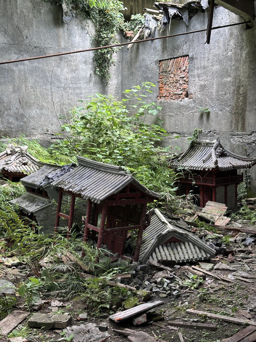 trader0618's tweet photo. 我这个街溜子今天跑到荒郊野地，发现一废弃的木材加工厂，游览的过程中，脑补了很多画面，比如发现一具无名腐烂尸体，六七十年代的标语啦，甚至电子游戏里的废墟场景，如果开发成一个探险或者野外cs基地，想必挺有意思 https://t.co/AtvszvFrrC