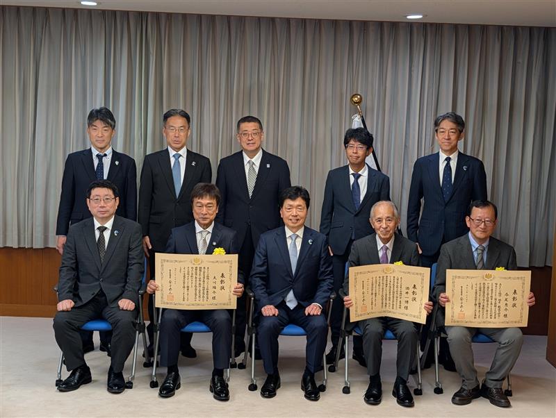 Kanko_Jpn's tweet photo. 【お知らせ】
6月4日に第67回交通文化賞表彰式が行われ、路線バスでの旅番組出演を通じ、公共交通や旅の魅力を広く発信されている、俳優の太川陽介氏が受賞されました。交通文化賞は、交通運輸、観光などの各分野において大きな成果を収められた方を表彰する創設７３年の歴史ある賞です。 https://t.co/jQoiSH4LIp