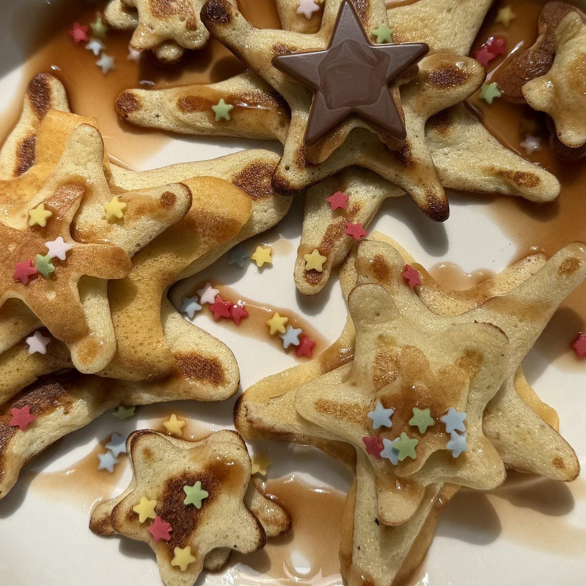 etheravibe's tweet photo. starry pancake bowl for breakfast :) https://t.co/t9spEPm1FH