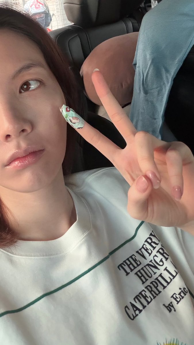 Clicknews_tv's tweet photo. ไม่เน้นรักษาแผล เน้นประกาศให้รู้ว่าชอบชินจัง
.
.
 ที่มา  ig story : orm.kornnaphat 

#ออมกรณ์นภัส‌ #OrmKornnaphat‌  
#หลิงออม  #LingOrm https://t.co/1wGGGOLsZF