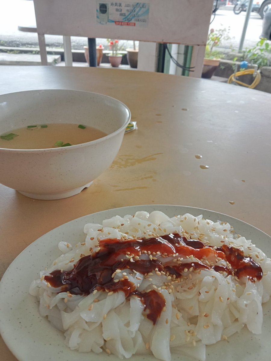 alwyn_lau's tweet photo. Me: Boleh order 2 Chee Cheong Fun?

Mak cik: You makan 1 pinggan dulu la!

#Yesmaam https://t.co/hTkqXsM5t2