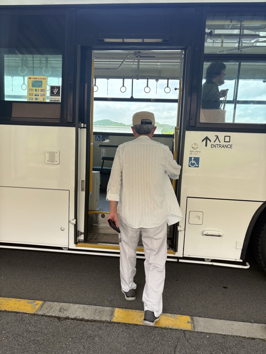 kyotei__daisuki's tweet photo. それではオケラバスに乗って徳山駅へ
今日の宿泊地は岩国です

明日は宮島
土曜日のG1で人が多そうだから行きたくないけど向かいます

徳山
投資金額10000円
回収金額9530円
回収率95.3%

芦屋･下関･徳山合計
投資金額30000円
回収金額39880円
回収率132.9% https://t.co/XQtkUyAAKq