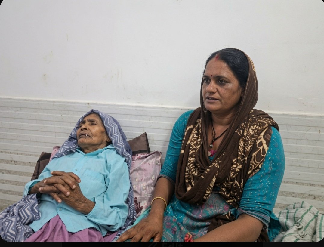 askshivanisahu's tweet photo. "जब मेरे अपनों ने मुझे त्याग दिया, तब मेरी चचेरी सास ने सहारा दिया। पति की मौत के बाद बच्चों के पालन-पोषण में मदद की। जिस चचेरी माँ ने मुझे सब कुछ सौंप दिया, उस माँ को अगर 84 कोस परिक्रमा करा रही हूं तो कौन-सा बड़ा काम कर रही हूं"। 

ये कहना हैं सोशल मिडिया पर वायराल महिला का जो सर पर टोकरी मे सिर पर बैठाकर 84 कोस की परिक्रमा करा रही अपनी चचेरी सास को । 
करीब 350 किमी की पैदल ब्रज परिक्रमा करा रही हैं। 

महिला का नाम काजल हैं  काजल की शादी 13 साल की उम्र मे ही हो गई थी शादी के 7 साल बाद ही काजल के पति की मौत हो गई। पति के मौत के बाद ससुराल वाले काजल को परेशान करने लगे थे और घर से निकल दिया।  काजल के 3 बच्चे हैं 

बेघर हुई काजल को चचेरी सास चंद्रे ने सहारा दिया और अपने पास रख लिया। माता-पिता और पति को खो चुकीं काजल के दुख भरे दिनों में चचेरी सास सहारा बनीं, तो काजल ने उनको माँ मान लिया। चचेरी सास की सिर्फ एक बेटी है, जिसकी शादी हो चुकी है।