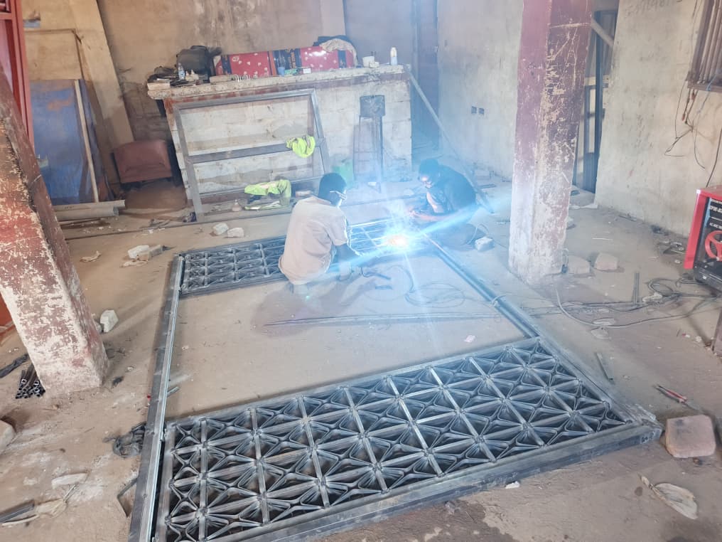 LanaShevon's tweet photo. Is it Arise and shine or rise and shine?? Whatever just make sure you shine😂Meanwhile bring on those welding works
#BallotEngineering https://t.co/W83vsglotr