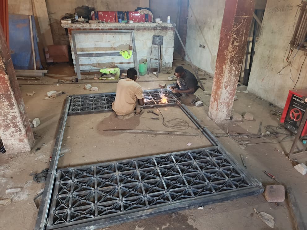 LanaShevon's tweet photo. Is it Arise and shine or rise and shine?? Whatever just make sure you shine😂Meanwhile bring on those welding works
#BallotEngineering https://t.co/W83vsglotr