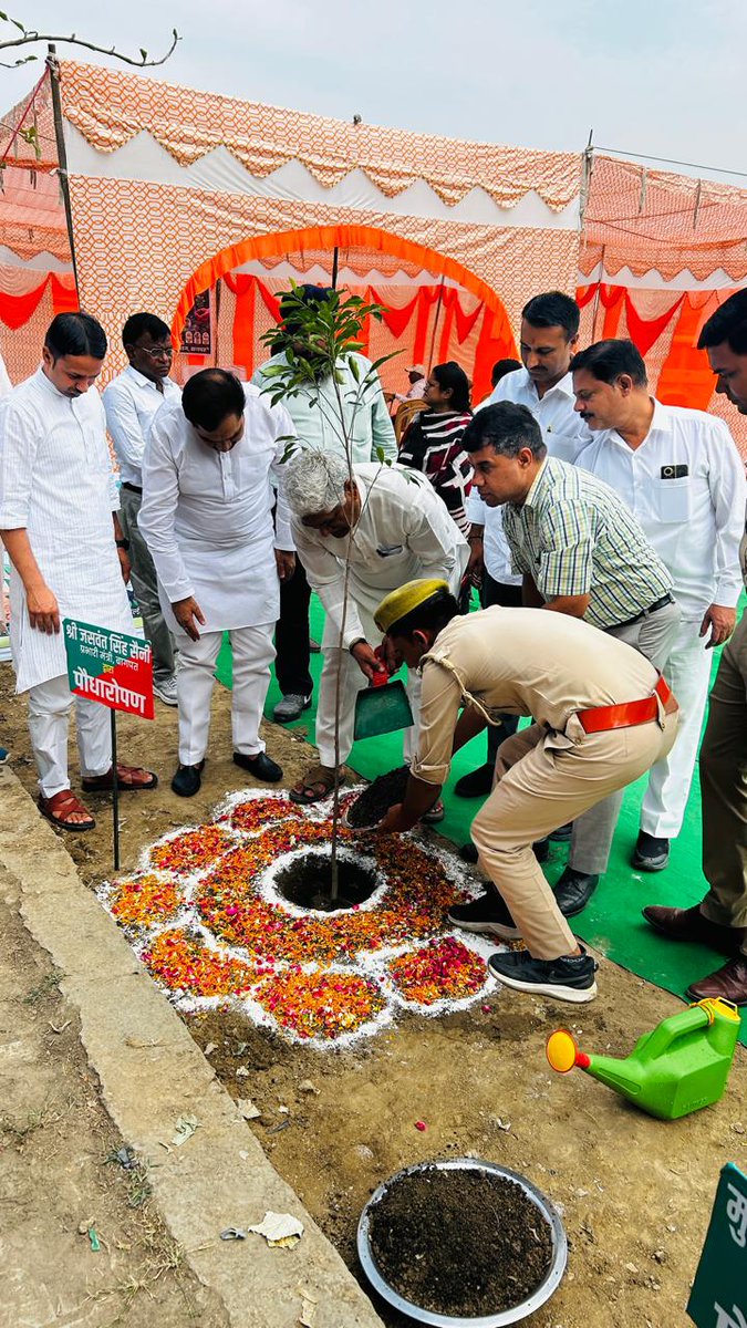 BagpatDm's tweet photo. विश्व पर्यावरण दिवस पर "एक पेड़ मां के नाम" सेवा, संस्कार, सुशासन एवं सम्मान" कार्यक्रम के अंतर्गत जनपद बागपत में उत्तर प्रदेश सरकार के प्रभारी मंत्री @JaswantSainiBJP  जी  ने बाबा शाहमल स्टेडियम, बड़ौत में मौलश्री का पौधारोपण कर पर्यावरण संरक्षण का संदेश दिया। हरित भविष्य के निर्माण हेतु जनभागीदारी और वृक्षारोपण को बढ़ावा देने का आह्वान किया। 
#विश्वपर्यावरणदिवस #Baghpat #PlantationDrive #GreenFuture
