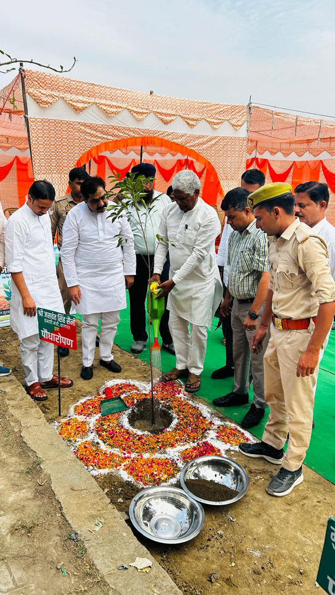 BagpatDm's tweet photo. विश्व पर्यावरण दिवस पर "एक पेड़ मां के नाम" सेवा, संस्कार, सुशासन एवं सम्मान" कार्यक्रम के अंतर्गत जनपद बागपत में उत्तर प्रदेश सरकार के प्रभारी मंत्री @JaswantSainiBJP  जी  ने बाबा शाहमल स्टेडियम, बड़ौत में मौलश्री का पौधारोपण कर पर्यावरण संरक्षण का संदेश दिया। हरित भविष्य के निर्माण हेतु जनभागीदारी और वृक्षारोपण को बढ़ावा देने का आह्वान किया। 
#विश्वपर्यावरणदिवस #Baghpat #PlantationDrive #GreenFuture