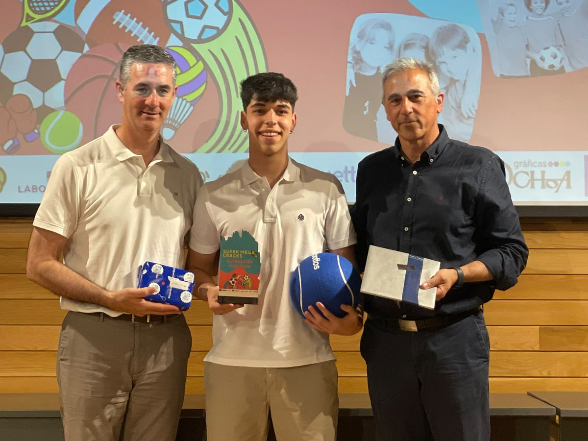 cdberceo's tweet photo. 🙌🏻 El jugador del CD Berceo, Jorge Tobías, ha recibido esta semana el premio #SuperMegaCracks con el que @RadioRioja premia los valores en el deporte. 

🥰 ¡¡Jorge enhorabuena por este premio!! El Berceo siempre estará en la defensa de los valores en el deporte. https://t.co/qXgBb8WqEn