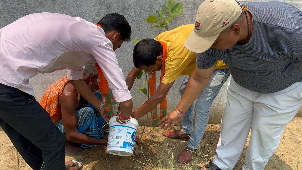 8890_kumar's tweet photo. विश्व पर्यावरण दिवस के अवसर पर भारतीय जनता पार्टी जिला कार्यालय मेहनौर में वृक्षारोपण कार्यक्रम का आयोजन किया गया।
"एक पेड़ माँ के नाम" अभियान के तहत सभी से पर्यावरण संरक्षण हेतु पौधारोपण करने और प्रकृति को सुरक्षित रखने का आग्रह किया गया। 🌱🌳
#विश्व_पर्यावरण_दिवस#EkPedMaaKeNaam https://t.co/Wu5Dl0rnua