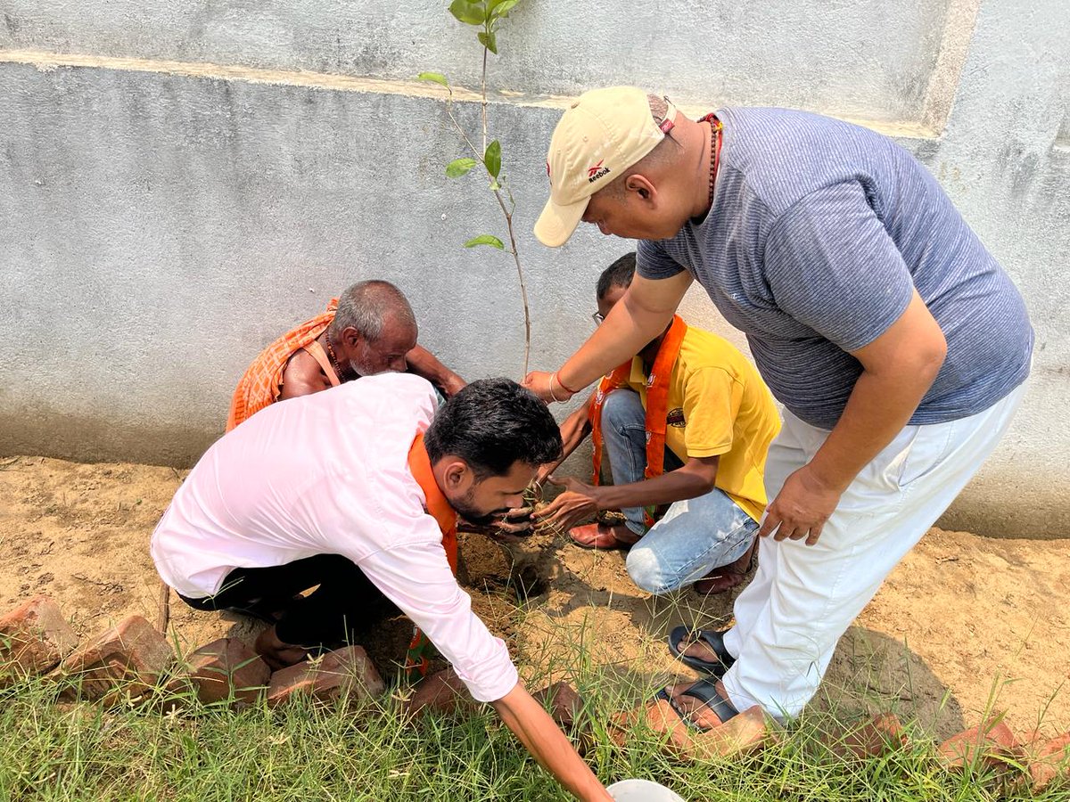 8890_kumar's tweet photo. विश्व पर्यावरण दिवस के अवसर पर भारतीय जनता पार्टी जिला कार्यालय मेहनौर में वृक्षारोपण कार्यक्रम का आयोजन किया गया।
"एक पेड़ माँ के नाम" अभियान के तहत सभी से पर्यावरण संरक्षण हेतु पौधारोपण करने और प्रकृति को सुरक्षित रखने का आग्रह किया गया। 🌱🌳
#विश्व_पर्यावरण_दिवस#EkPedMaaKeNaam https://t.co/Wu5Dl0rnua