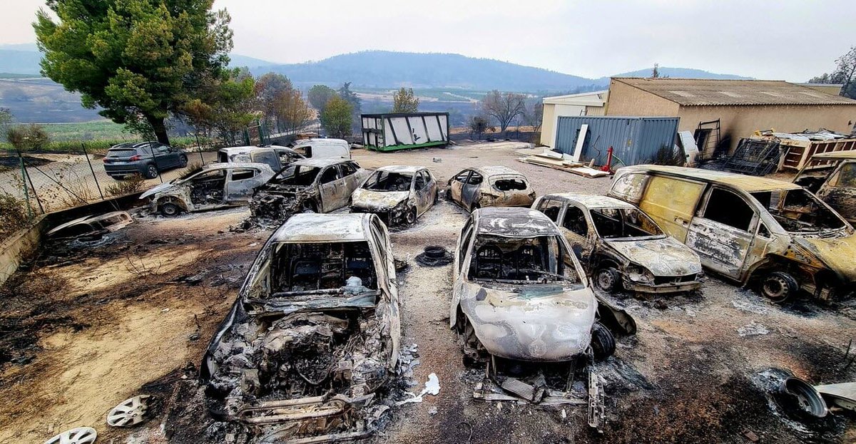 InfosFrancaises's tweet photo. AUDE : Le plus grand feu de forêt en France depuis 1949.
Un agent de l'Office national des forêts (ONF), soupçonné d'avoir involontairement déclenché le mégafeu du massif des Corbières en août 2025 en jetant un mégot de cigarette par la fenêtre d'une voiture de patrouille, a été mis en examen et placé sous contrôle judiciaire.

"L'incendie du siècle" avait coûté la vie à une habitante, parcouru plus de 16.000 hectares sur 16 communes et détruit 36 habitations (parquet de Montpellier).