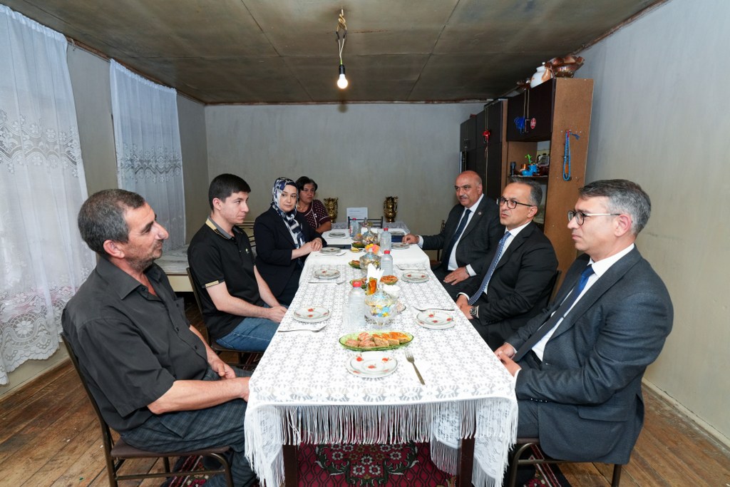 scaragovaz's tweet photo. Dövlət Komitəsinin sədri Ramin Məmmədov Şəki şəhərində Aİİ-nin “Dinşünaslıq” ixtisasının IV kurs tələbəsi Amin Əlizadənin ailəsini ziyarət edib.

Ətraflı: https://t.co/vzLLezHH7t

#diniqurumlarlaişüzrədövlətkomitəsi #azərbaycanilahiyyatinstitutu https://t.co/penZQMFpLi