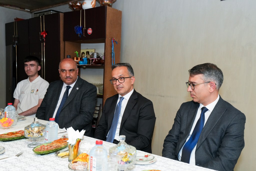 scaragovaz's tweet photo. Dövlət Komitəsinin sədri Ramin Məmmədov Şəki şəhərində Aİİ-nin “Dinşünaslıq” ixtisasının IV kurs tələbəsi Amin Əlizadənin ailəsini ziyarət edib.

Ətraflı: https://t.co/vzLLezHH7t

#diniqurumlarlaişüzrədövlətkomitəsi #azərbaycanilahiyyatinstitutu https://t.co/penZQMFpLi
