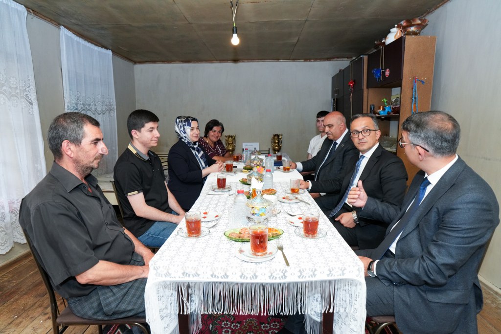 scaragovaz's tweet photo. Dövlət Komitəsinin sədri Ramin Məmmədov Şəki şəhərində Aİİ-nin “Dinşünaslıq” ixtisasının IV kurs tələbəsi Amin Əlizadənin ailəsini ziyarət edib.

Ətraflı: https://t.co/vzLLezHH7t

#diniqurumlarlaişüzrədövlətkomitəsi #azərbaycanilahiyyatinstitutu https://t.co/penZQMFpLi